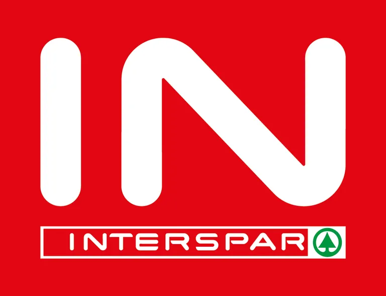 Rotes und weißes „INTERSPAR“-Logo mit den großen Buchstaben „IN“ und einem grünen Baumsymbol in einem weißen Rechteck am unteren Rand.