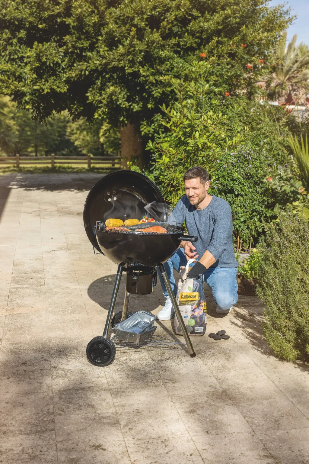 Kugelgriller in Garten