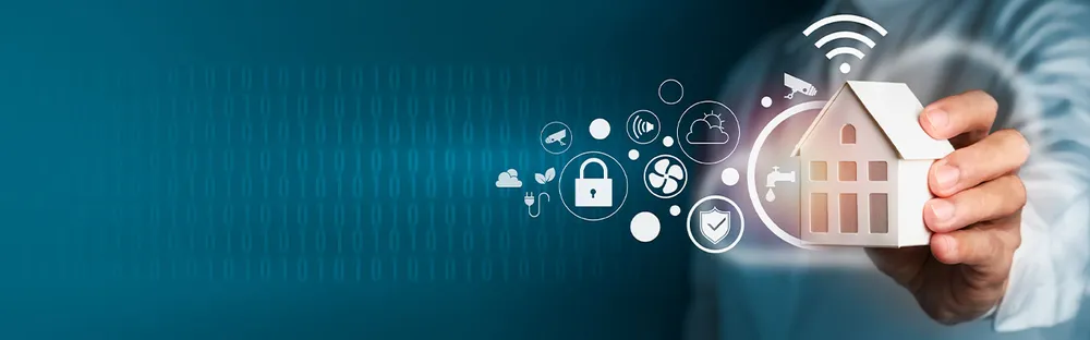 Titelbild für eine Ratgeber-Seite zum Thema "Smart Home", auf welchem eine männliche Hand ein kleines Häuschen hält, aus dem virtuelle Symbole erscheinen, die für Sicherheit, Automatisierung und Technik in und um den Haushalt stehen.
