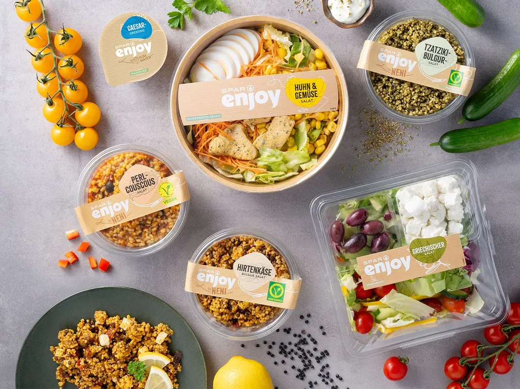 Salate von SPAR enjoy auf einer grauen Platte aus der Vogelperspektive