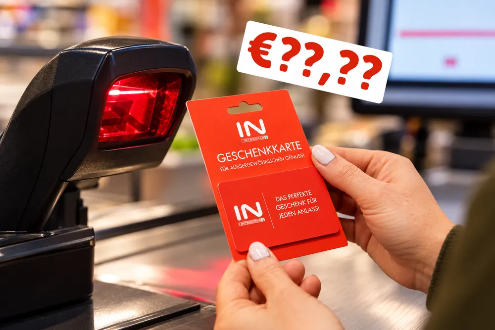 Eine Person hält eine INTERSPAR-Geschenkkarte in der Hand