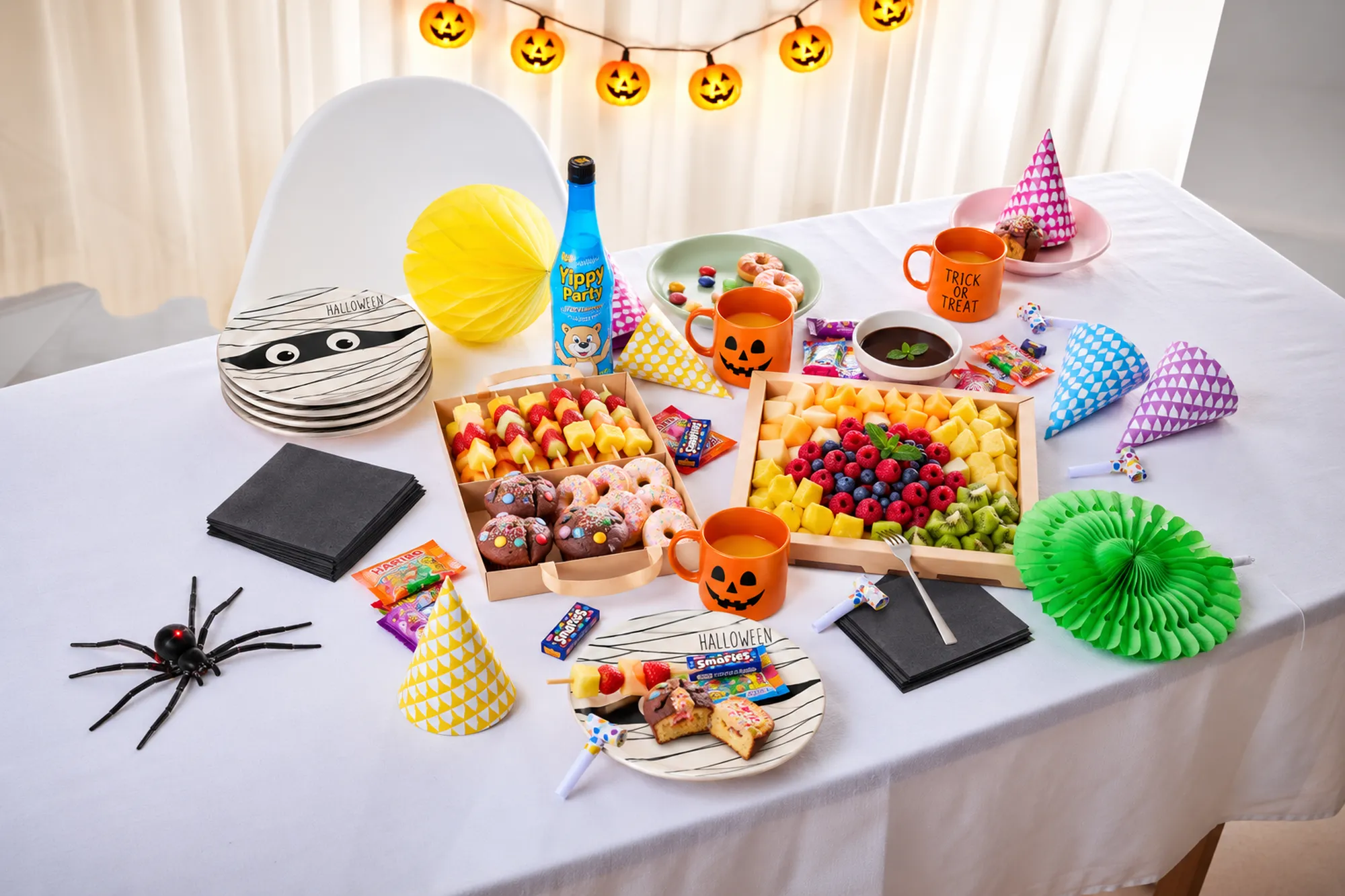 Mehrere verschiedenen Gerichte aus dem INTERSPAR-Partyservice neben verschiedenen Halloween-Dekoartikeln auf einem Tisch