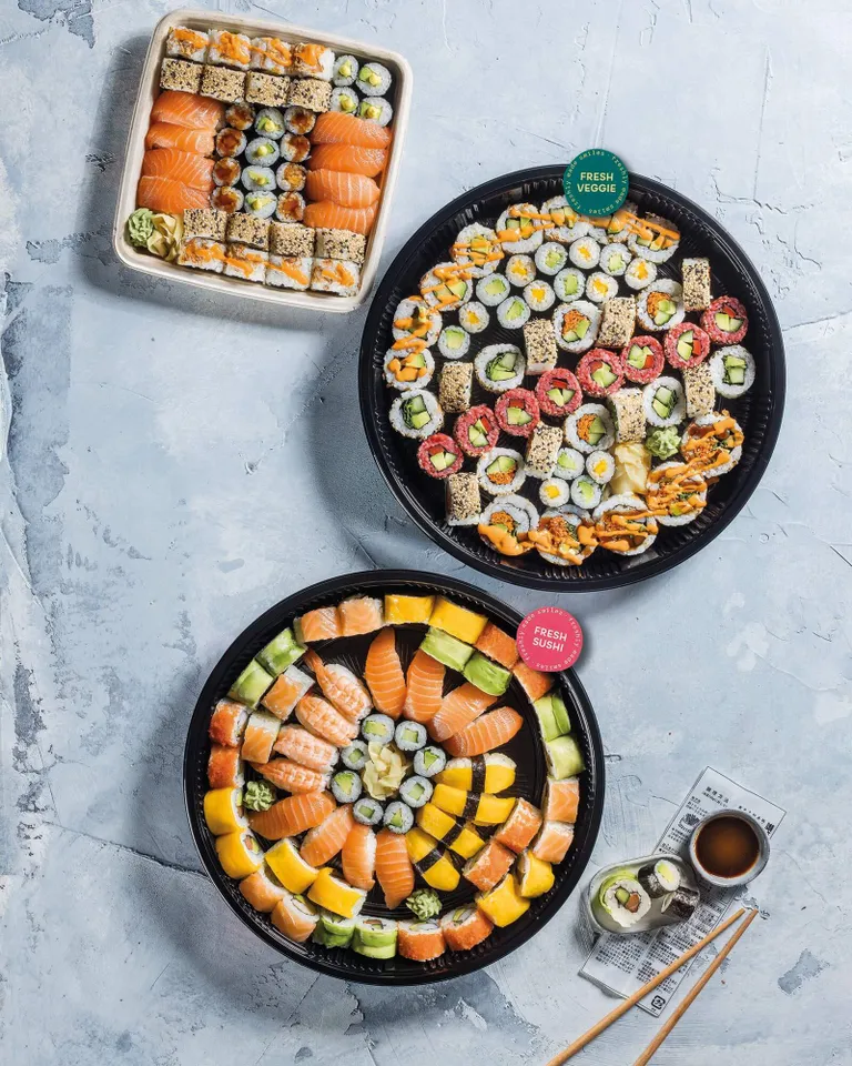 Große Auswahl an Sushi-Platten mit Lachs, Nigiri, Maki und California Rolls