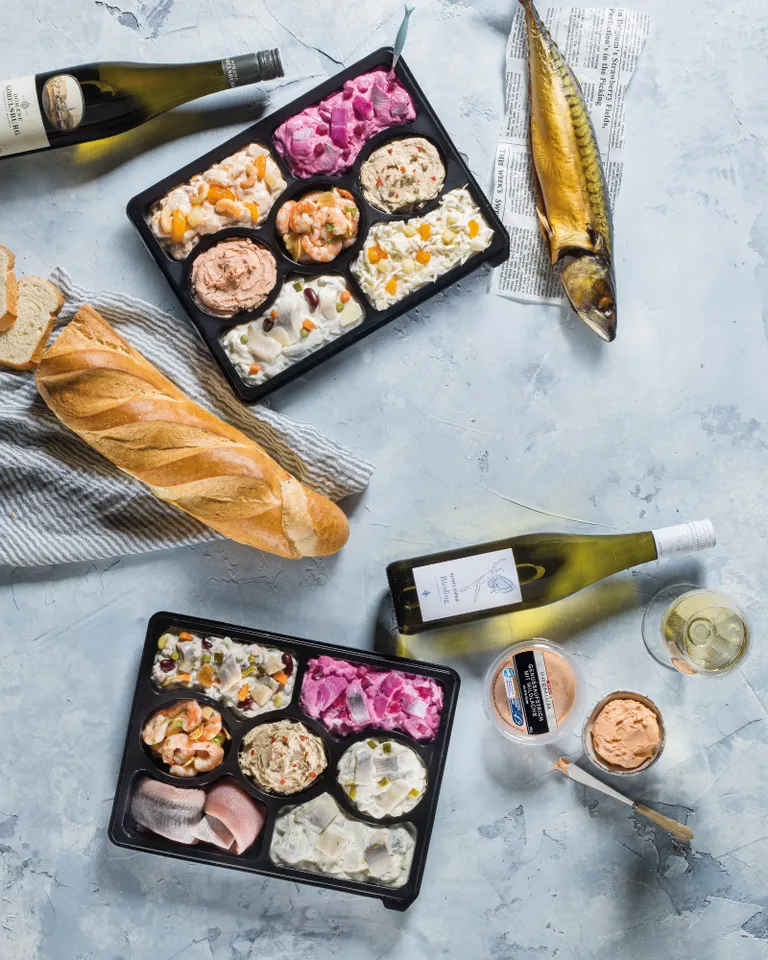 Feinkostplatten mit Hering, Garnelen, Aufstrichen, Räucherfisch und Weißwein