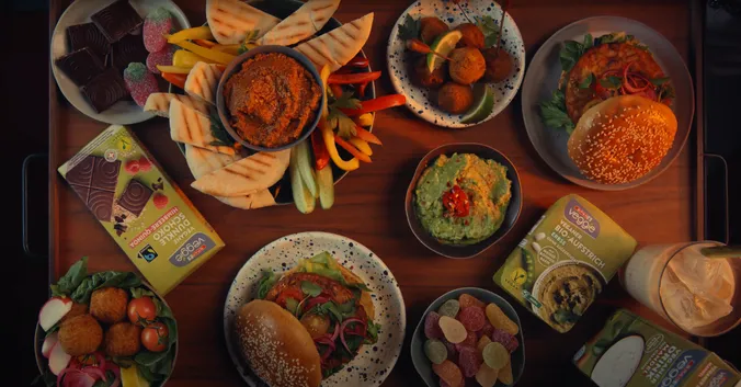 Tisch voller veganer und vegetraischer Gerichte von oben