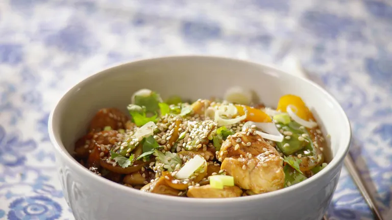 Thai-Wok mit Hühnerfleisch, Gemüse, Udon-Nudeln und Sesam