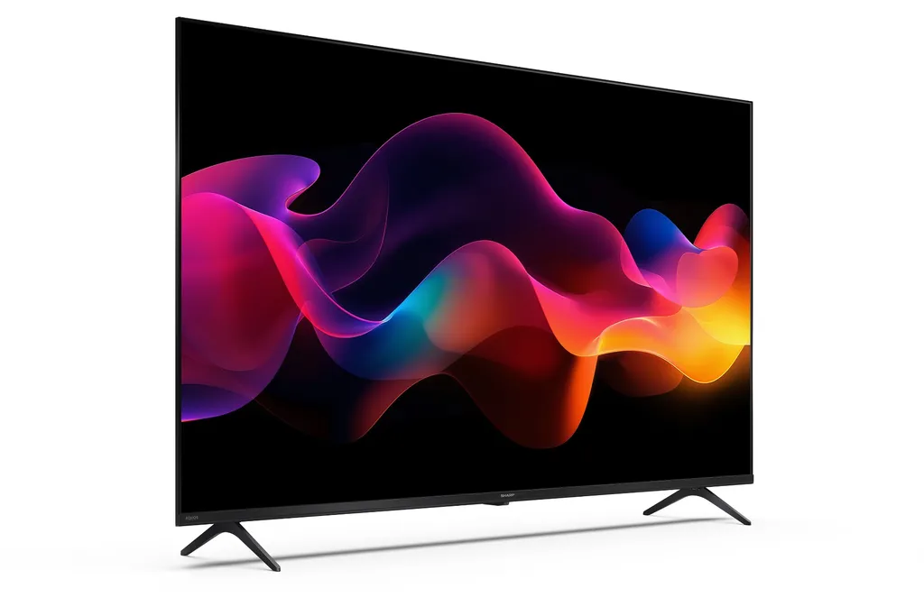 Fernseher der Marke Sharp, weißer Hintergrund, schräg