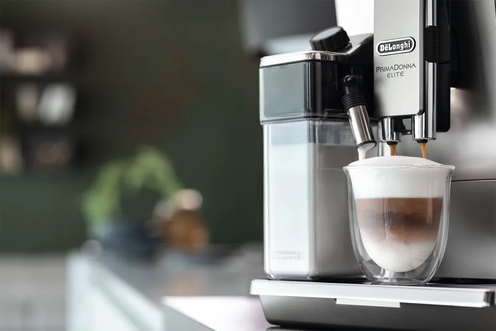 Nahaufnahme einer Kaffeemaschine der Marke DeLonghi, macht Latte Machiatto