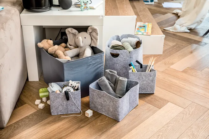 Unterschiedlich große Aufbewahrungsboxen aus Filz zur Ordnung von Spielwaren, Heimtextilien und weiteren Artikeln.
