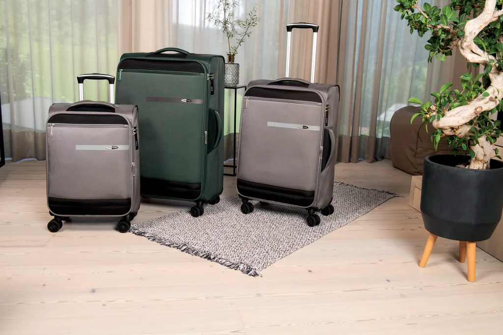New York Poly Trolleys in verschiedenen Größen und in den Farben Grau/Beige und Dunkelgrün, in einem Zimmer mit einem hellen Holzboden vor einer Fensterfront