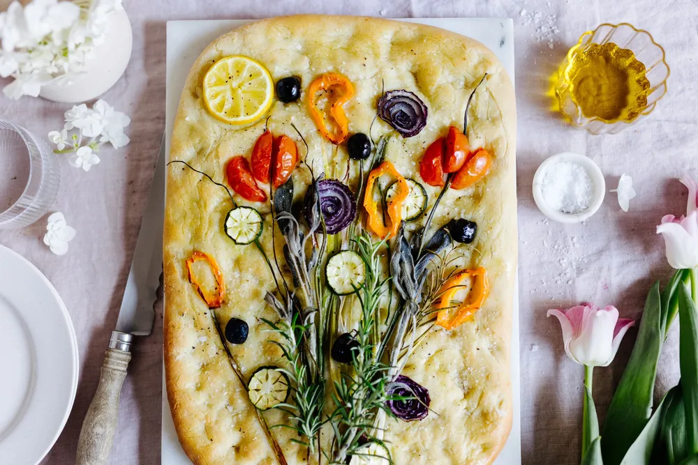 Focaccia mit Gemüsebelag, arrangiert wie ein Blumenstrauß