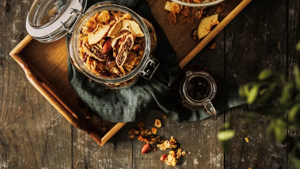 Ein Glas voll Granola auf einem Holz-Hintergrund