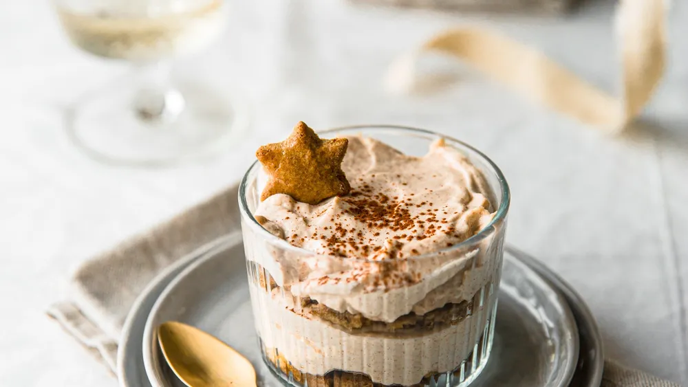 Lebkuchentiramisu im Glas im Glas mit einem Lebkuchen-Stern dekoriert