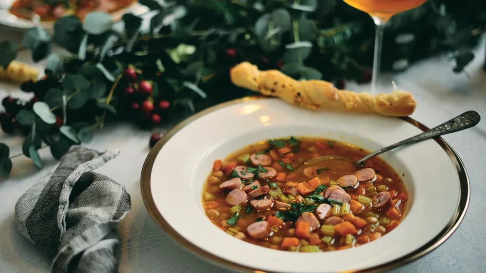 Würstelsuppe mit Süßkartoffeln und Kichererbsen