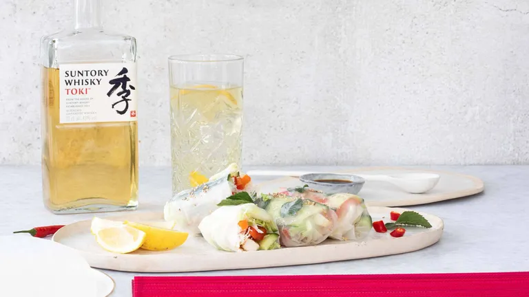 Vietnamesische Sommerrollen mit frischen Kräutern und Whisky als Getränkebegleitung