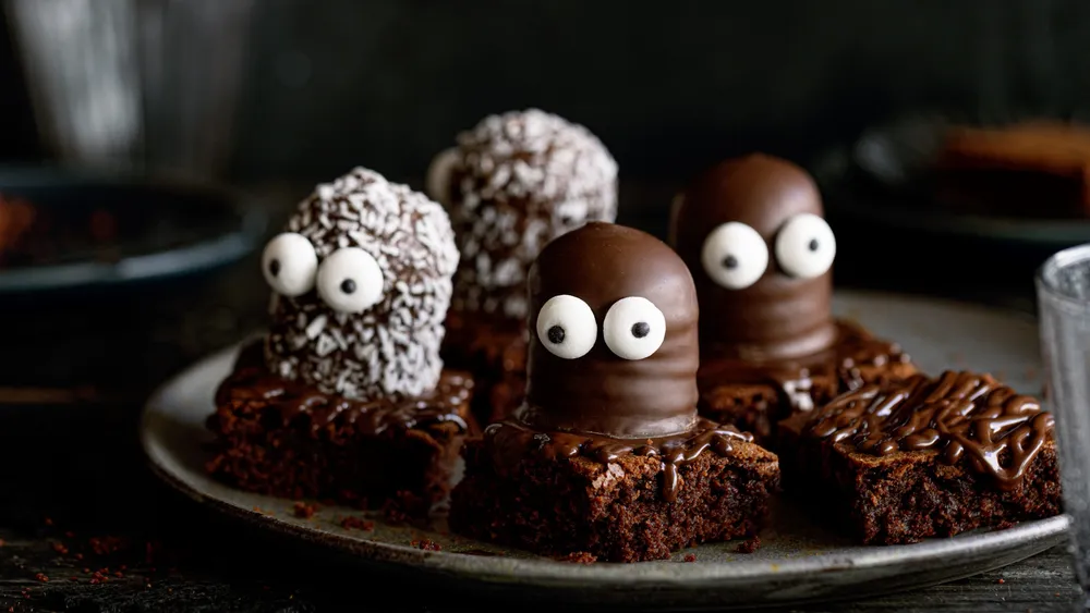 Gespenster-Brownie mit Schaumküssen in Form von Gespenstern