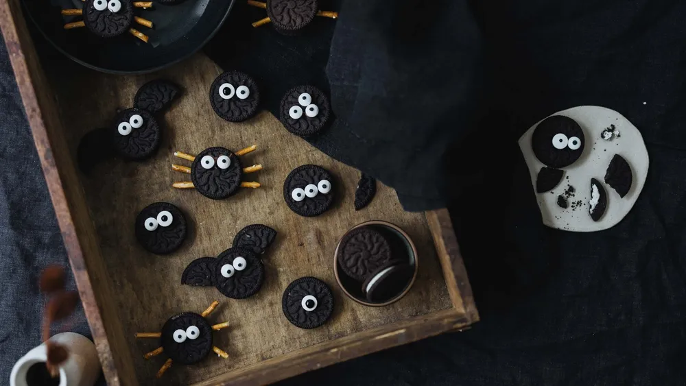 Schaurige Halloween Kekse in Form von Spinnen und Fledermäusen
