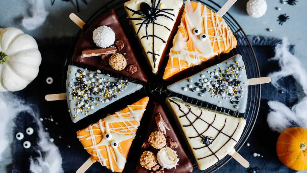 Halloween Cheesecake am Stil mit buntem Dekor