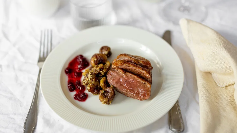 Entenbrust mit Preiselbeeren und Röstzwiebel-Pesto Maroni
