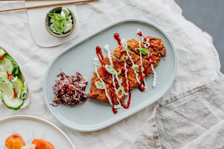 Knusprig paniertes Tonkatsu mit Rotkohlsalat und würziger Sauce