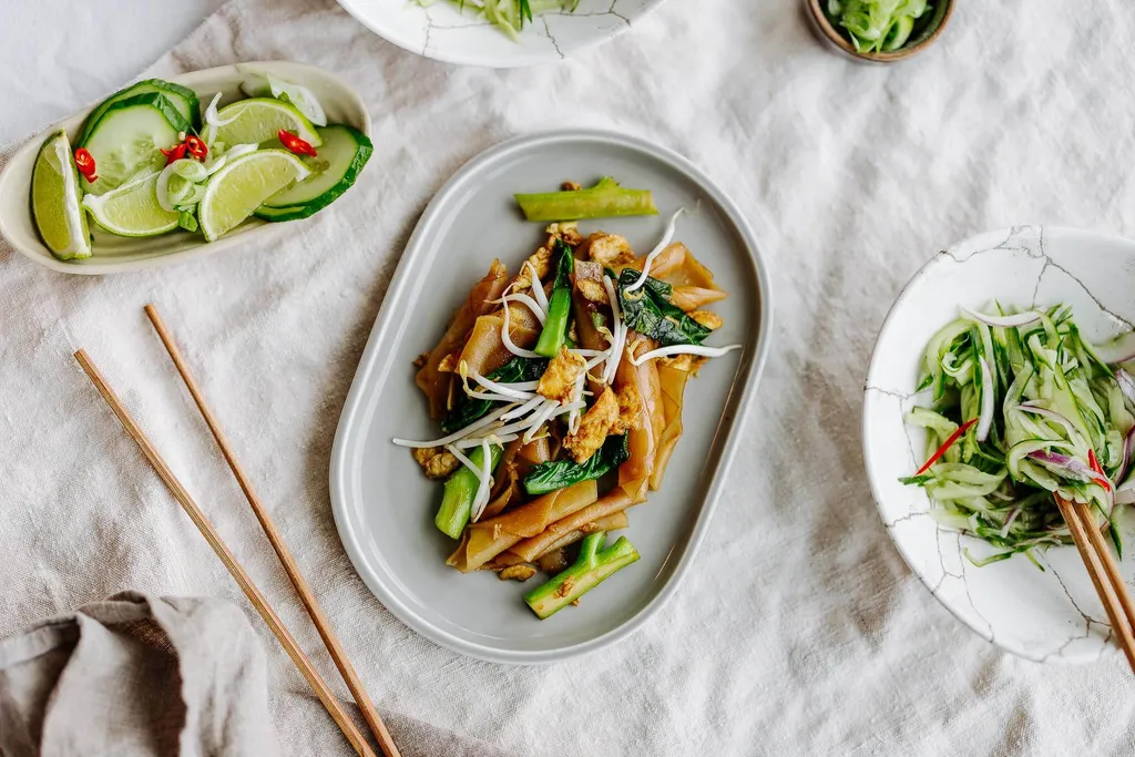 Vietnamesischer Salat mit mariniertem Rindfleisch, frischem Gemüse und würzigem Dressing