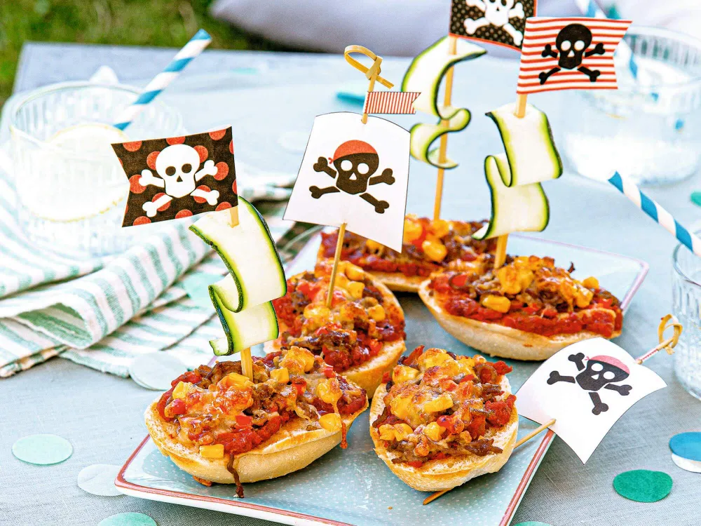 Mini-Burger mit Piratenflaggen und Gurkensegeln als kreative Idee für den Kindergeburtstag