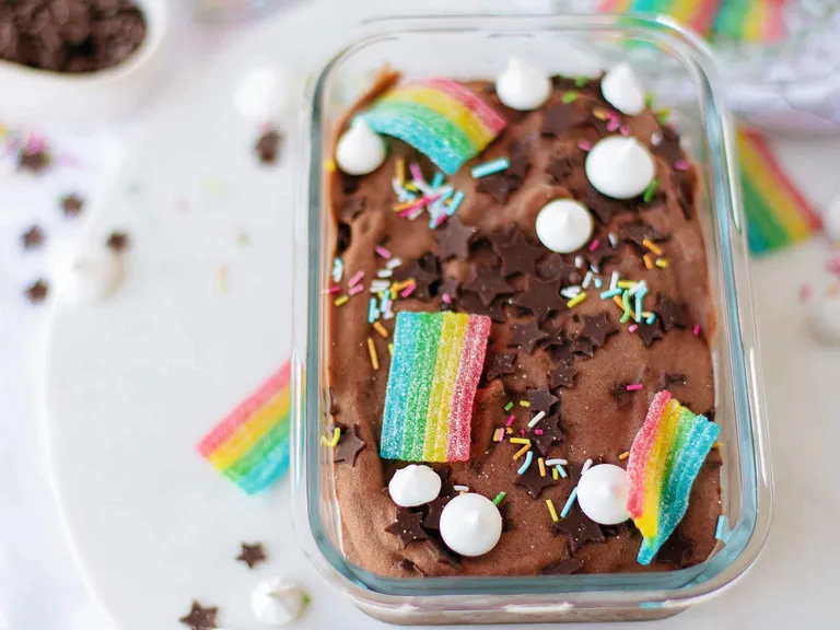 Cremige Schoko-Nicecream mit Regenbogen-Fruchtgummi, Schokosternen und bunten Streuseln