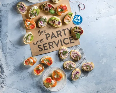 Belegte Heringsschmaus-Partybrötchen mit Räucherlachs, Hering, Gemüse und Feinkost für Buffet und Events