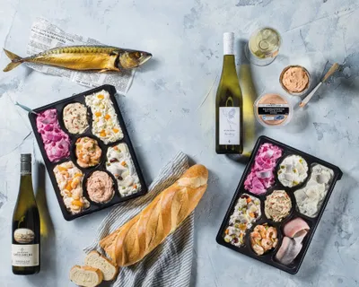 Feinkostplatten mit Hering, Garnelen, Aufstrichen, Räucherfisch und Weißwein