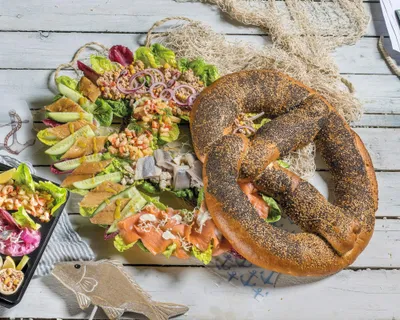 Große Heringsschmaus-Breze mit Lachs, Hering, Garnelen und Salaten
