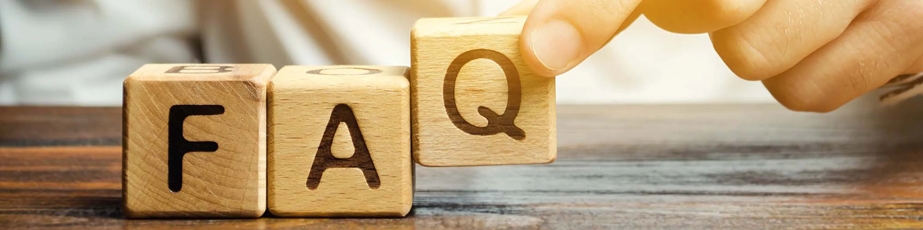 Holzwürfel mit den Buchstaben FAQ als Symbol für häufige Fragen rund um Bewerbung und Karriere