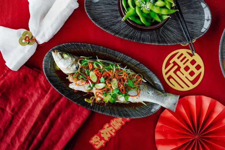 Gedämpfter Fisch mit Frühlingszwiebeln, Chili und frischen Kräutern