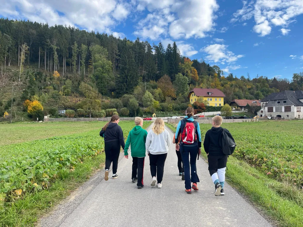 Gruppe von Kindern und Jugendlichen bei gemeinsamer Bewegung in der Natur