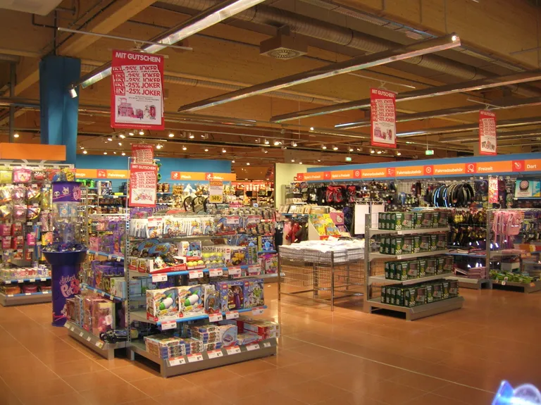 Alte Archivaufnahme einer Spielwaren- und Schulartikelabteilung in einem INTERSPAR-Hypermarkt in den 2010er Jahren