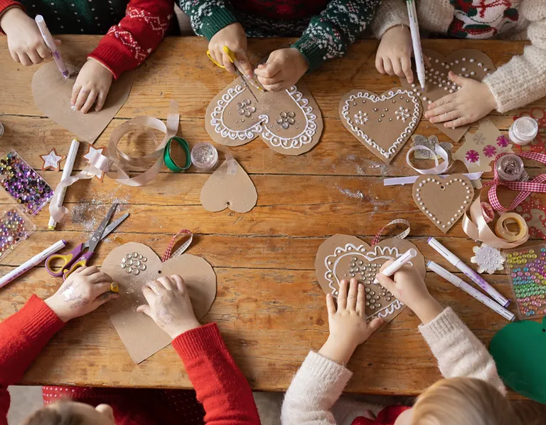 Kinderbasteln Lebkuchenherzen aus Papier