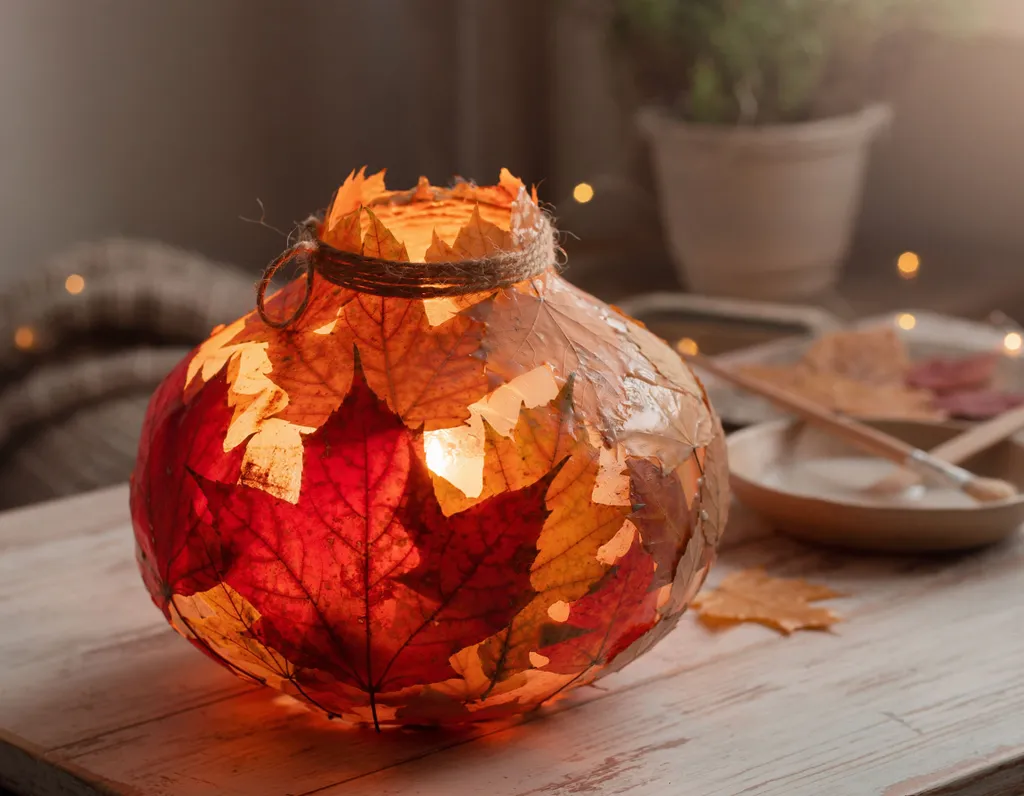 Eine gebastelte laterne aus herbstlaub ein Luftballon wurde mit kleister bestrichen