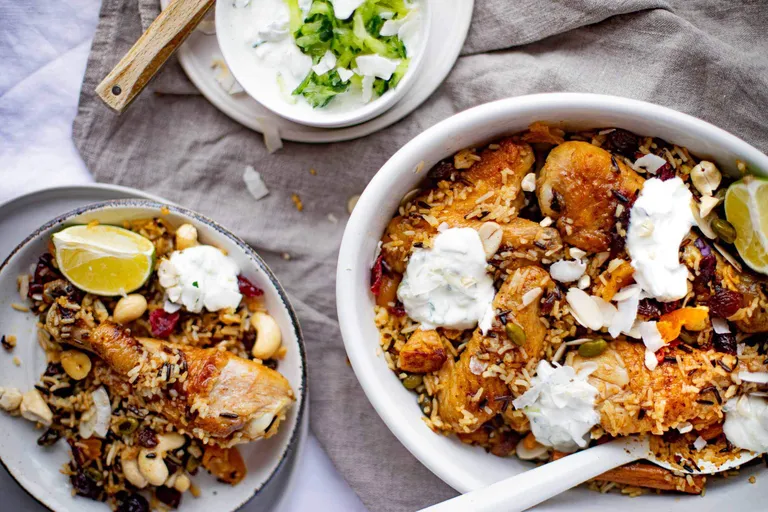 Indisches Hähnchen-Biryani mit Reis, Nüssen und Joghurt-Dip