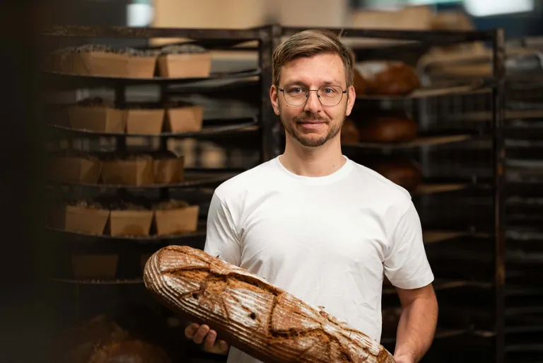 Bäckermeister Christian Haug der INTERSPAR-Bäckerei lächelt mit seinem Bäckerliebling in die Kamera