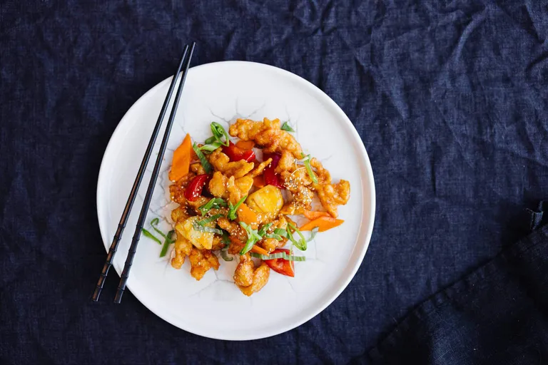 Knuspriges Hähnchen süß-sauer mit Ananas, Paprika und Frühlingszwiebeln