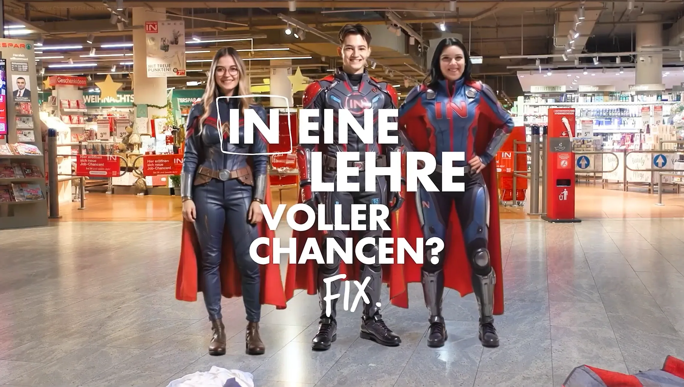 Drei junge Lehrlinge präsentieren die INTERSPAR Lehre in Superheld:innen-Outfits vor einem INTERSPAR Markt