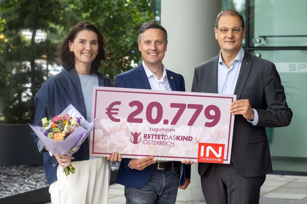 Johannes Holzleitner, INTERSPAR Österreich-Geschäftsführer, Andrea Drexel, Geschäftsführerin von „Rettet das Kind Österreich“, und Mario Zagler, Generalsekretär von „Rettet das Kind Österreich“ mit einem Spendenscheck in den Händen