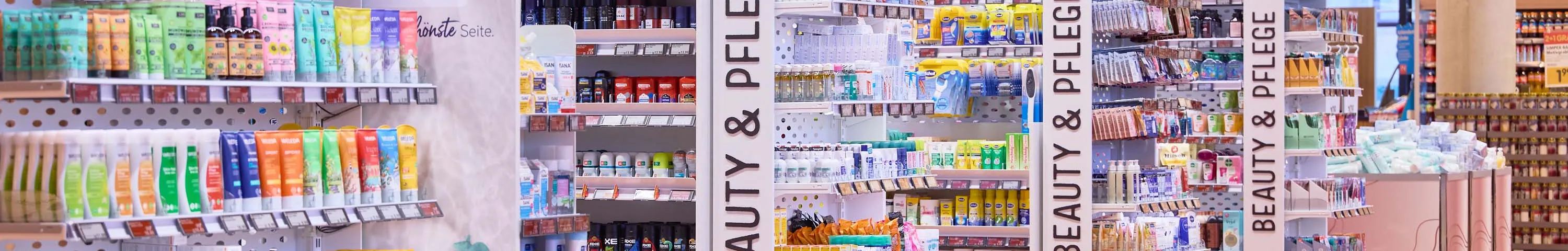 Mehrere volle Regale in der Drogerie-Abteilung des INTERSPAR-Hypermarkt Hallein