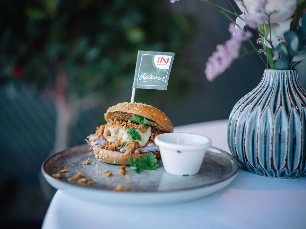 Frisch zubereiteter Burger bei der Genussreise im IM82