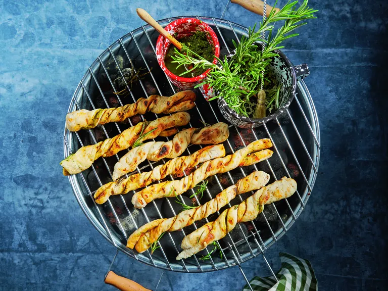 Mehrere frsich gegrillte Antipasti-Brotstangerl auf einem Grill