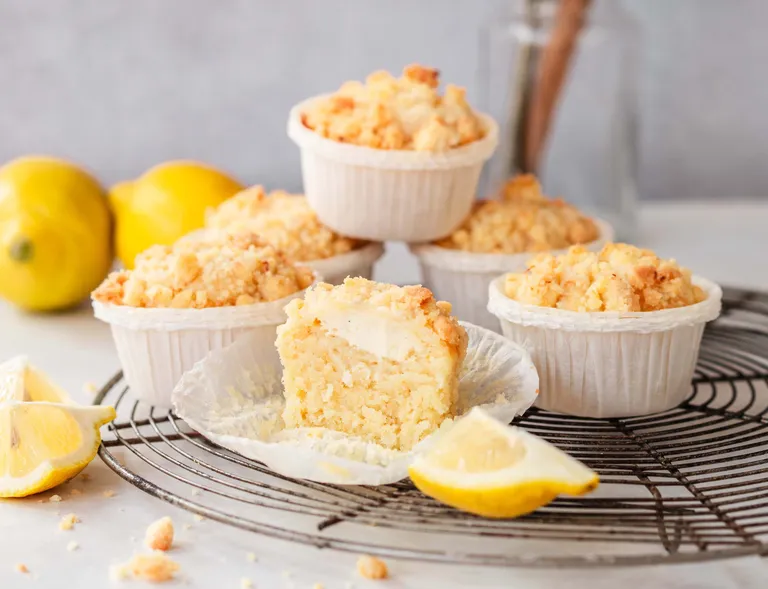 Saftige Zitronenmuffins mit Streuseln frisch aus der Heißluftfritteuse