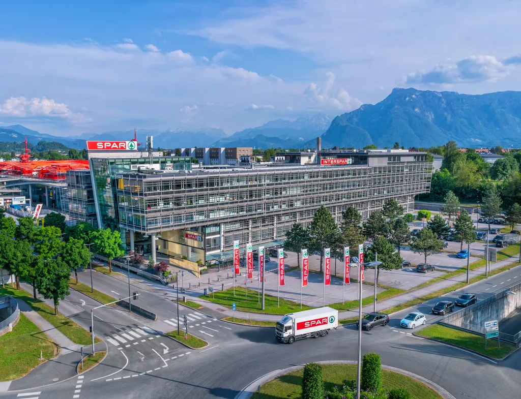 Vogelperspektive auf das Gebäude der SPAR Hauptzentrale in Salzburg