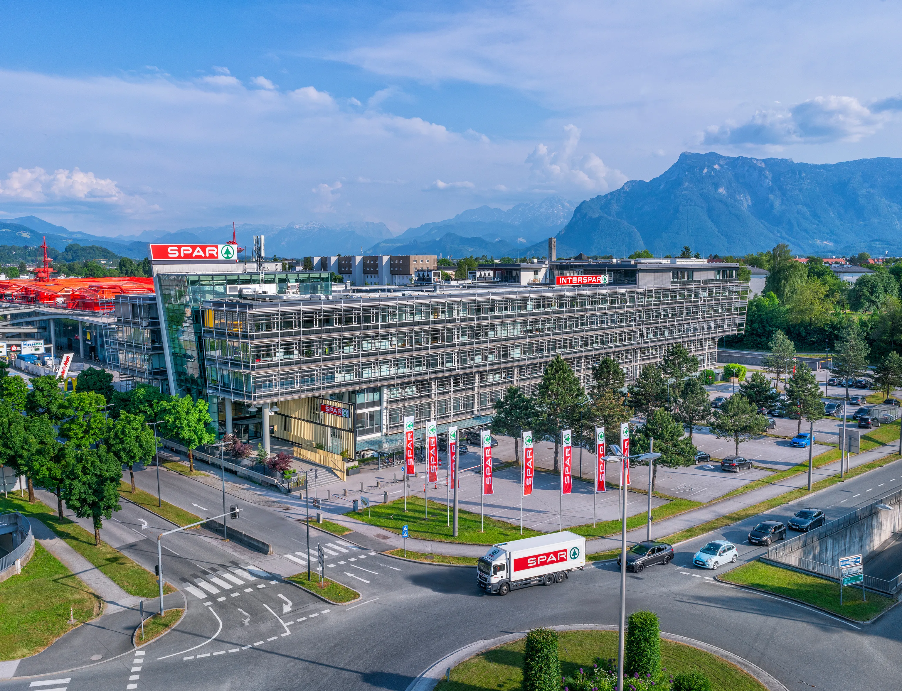 Vogelperspektive auf das Gebäude der SPAR Hauptzentrale in Salzburg