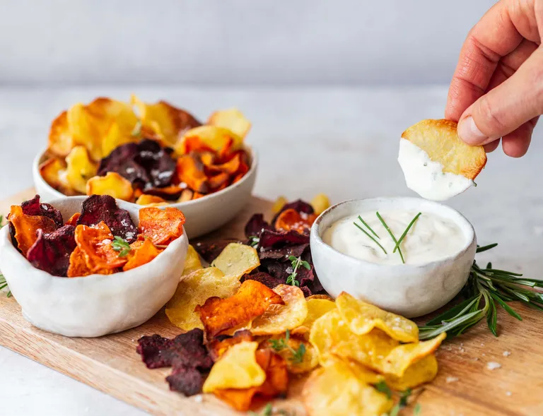 Knusprige Gemüsechips aus Süßkartoffeln, Kartoffeln und Roter Rübe mit cremigem Kräuterdip