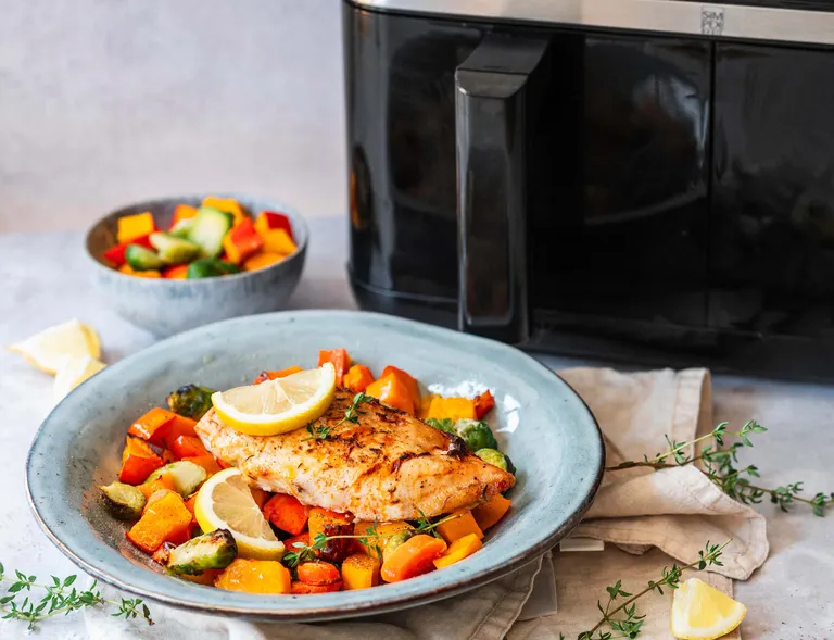 Saftiges Hähnchenfilet mit geröstetem Gemüse aus der Heißluftfritteuse