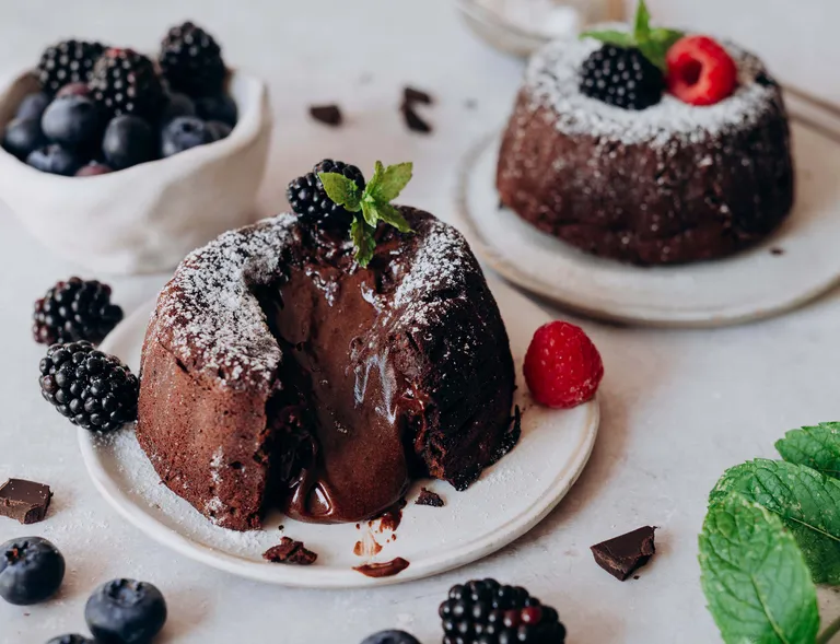 Warmer Schokoladen-Lava-Cake mit flüssigem Kern und frischen Beeren aus der Heißluftfritteuse
